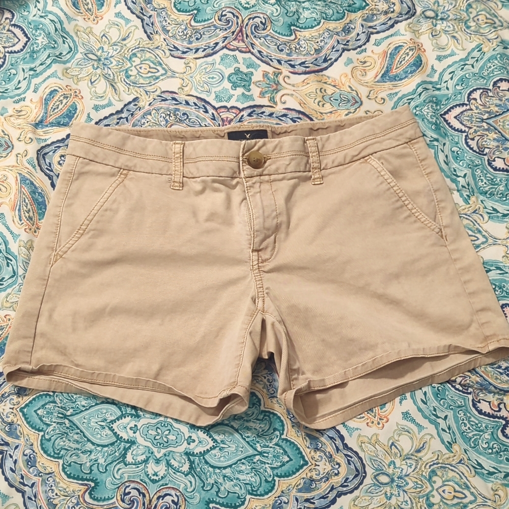🌻American eagle khaki midi shorts 10